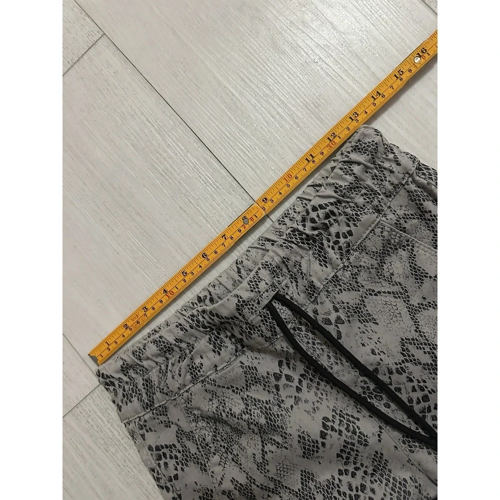Bevy Flog Pants Sz 25 Gray Shely Snake Skin Pattern Jogger Stretch Drawstring - Picture 8 of 9